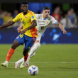 l colombiano Jefferson Lerma (16) y el uruguayo Federico Valverde se disputan el balón durante un partido de semifinales de la Copa América.