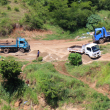Camiones volteo en la parte haitiana usados para el transporte de arena del río Masacre, una corriente natural que define límites fronterizos con Haití. Esta situación ha despertado alarmas de ambientalista y la reacción ayer del gobierno dominicano,