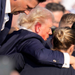 El candidato presidencial republicano, el expresidente Donald Trump, recibe ayuda para bajar del escenario en un evento de campaña en Butler, Pensilvania