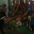 Una mujer da comida a hombres en el centro psiquiátrico Mars & Kline, el 8 de julio 2024, en el centro de Puerto Príncipe (Haití). Unos 60 pacientes pasan hambre en el centro psiquiátrico Mars & Kline, en el corazón de Puerto Príncipe, en el que falta lo necesario para satisfacer las necesidades básicas de los internos, como material de limpieza, agua potable, electricidad, alimentos y medicamentos.