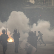 Agentes de policía disparan gases lacrimógenos