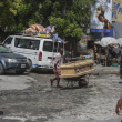 Un hombre transporta un ataúd con una carretilla en Puerto Príncipe