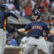 Jake Mayers es felicitado por Jeremy Peña tras conectar un cuadrangular de dos carreras en el partido que Houston le ganó a los Marineros.