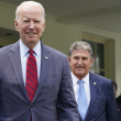 El presidente Joe Biden, con el senador Joe Manchin