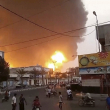 En esta imagen extraída de un video, humo y llamas se alzan desde un lugar en Hodeida, Yemen, el sábado 29 de julio de 2024.