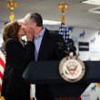 La vicepresidenta Kamala Harris y su esposo, el segundo caballero Douglas Emhoff, se besan ayer en el escenario en la sede de la campaña presidencial de la primera en Wilmington, Delaware.