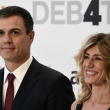 El líder del Partido Socialista Español (PSOE) y candidato del partido Pedro Sánchez (i) y su esposa Begoña Gómez posan antes de un debate televisado en Madrid.