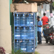 Botellones de agua expuestos al sol en un colmado de barrio capitalino