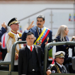El presidente de Venezuela, Nicolás Maduro, saluda montado en la parte trasera de un vehículo militar durante el desfile del Día de la Independencia en Caracas, Venezuela, el 5 de julio de 2024.