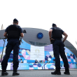 La policía antidisturbios francesa CRS monta guardia cerca del Parque de los Príncipes antes del partido de fútbol masculino del grupo C entre Uzbekistán y España, durante los Juegos Olímpicos de París 2024 en París el 24 de julio de 2024.