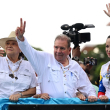 El candidato presidencial de la oposición venezolana Edmundo González Urrutia, su esposa Mercedes López (i) y la líder opositora María Corina Machado asisten a un mitin de campaña en Maracaibo, estado de Zulia, Venezuela, el 23 de julio de 2024.