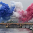 Humo ceremonial con los colores de la bandera de Francia aparece sobre el río Sena en París, Francia, durante la ceremonia de apertura de los Juegos Olímpicos de Verano de 2024, el viernes 26 de julio de 2024