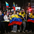 Los venezolanos que viven en Chile y los opositores del presidente venezolano Nicolás Maduro se reúnen frente al consulado de Venezuela en Santiago, Chile.