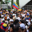 Los venezolanos que viven en Colombia se reúnen frente al consulado de Venezuela en Medellín, Colombia, mientras esperan los resultados oficiales de las elecciones presidenciales de su país el 28 de julio de 2024.