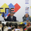 Nicolás Maduro habla junto al presidente de Consejo Nacional Electoral (CNE), Elvis Amoroso, este lunes, en Caracas (Venezuela). Maduro celebró en su acto de proclamación como mandatario reelecto, la "proeza" de haber vencido al fascismo en las elecciones del domingo, en las que, según los datos difundidos por el Consejo Nacional Electoral (CNE), obtuvo la victoria -con el 51,2 % de los votos-, un resultado que fue rechazado por la oposición mayoritaria y por varios países.