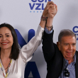 María Corina Machado se da la mano con el candidato presidencial opositor Edmundo González Urrutia en Caracas el 29 de julio de 2024, un día después de las elecciones presidenciales venezolanas
