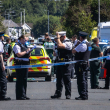 La policía asegura el área donde un hombre fue detenido por apuñalar ayer a varias personas, en Southport, Merseyside, Inglaterra.