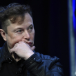 El director general de Tesla y SpaceX, Elon Musk, escucha una pregunta durante un evento en Washington, el 9 de marzo de 2020.