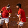 El español Carlos Alcaraz, a la derecha, y Rafael Nadal, de España celebran un punto ante Tallon Griekspoor y Wesley Koolhof de Holanda durante el partido de dobles de los Juegos Olímpicos en el estadio de Roland Garros.