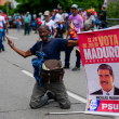 Un partidario del gobierno se arrodilla ayer durante una manifestación en defensa de la disputada reelección del presidente Nicolás Maduro en Caracas.