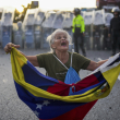 Consuelo Márquez sostiene una bandera venezolana