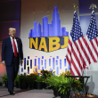 El candidato presidencial republicano, Donald Trump, sube al escenario en la convención de la Asociación Nacional de Periodistas Negros, el miércoles 31 de julio de 2024, en Chicago