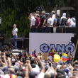 Partidarios aplauden a la líder opositora María Corina Machado durante un mitin en Caracas, Venezuela, el sábado 3 de agosto de 2024.