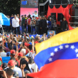 Fotografía cedida por prensa Miraflores del presidente de Venezuela, Nicolás Maduro (i) hablando durante una marcha nacional por la defensa de la paz, este sábado, en Caracas (Venezuela).