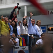 La líder opositora venezolana María Corina Machado (centro) y el candidato presidencial opositor Edmundo González Urrutia (segundo por la derecha) saludan a sus partidarios durante una manifestación frente a la sede de las Naciones Unidas en Caracas el 30 de julio de 2024.