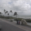 Gente camina por una playa mientras la tormenta tropical Debby avanza por el Golfo de México hacia Florida el 4 de agosto de 2024 en Hollywood, Florida.