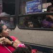 Un autobús público recorre el barrio de Catia en Caracas,