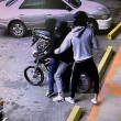 Asaltantes mientras escapan en motocicleta quedaron capturados en cámara