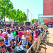 Personas que llegaron desde el sábado y otras temprano en la mañana del domingo, hicieron largas filas para intercambiar sus plásticos.