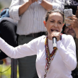 La líder opositora María Corina Machado habla durante una manifestación en Caracas