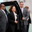 La nominada presidencial demócrata Kamala Harris, al centro, llega para abordar el avión Air Force Two, el domingo 11 de agosto de 2024, en el aeropuerto internacional de San Francisco.