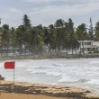 Turistas sentados en la playa La Pared