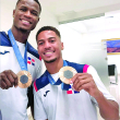 Yunior Alcántara y Cristian Pinales exhiben sus medallas de bronces que conquistaron en los Juegos Olímpicos de Paris 2024.