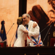 La vicepresidenta de la República, Raquel Peña y Luis Abinader, presidente de la República se dan abrazo tras juramentación.