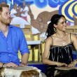 Esta fotografía publicada por la Vicepresidencia de Colombia muestra al príncipe Harry (izq.), duque de Sussex, de Gran Bretaña, y a su esposa Meghan Markle tocando la batería en la escuela de tambores La Boquilla en Cartagena, departamento de Bolívar, Colombia, el 17 de agosto de 2024.