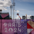 Trabajadores de la construcción operan en el sitio Paralímpico Place de la Concorde en París antes de los Juegos Paralímpicos de París 2024