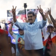 El presidente venezolano, Nicolás Maduro, hace señales de victoria con las manos a sus partidarios durante una manifestación a favor del gobierno en Caracas, Venezuela, el sábado 17 de agosto de 2024.