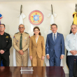 La vicepresidenta Raquel Peña, junto a los ministros de Defensa, Fernández Onofre, e Industria y Comercio, Víctor Bisonó, entregó 13 camionetas para la lucha contra el contrabando de combustibles y mercancías.