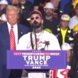 Anuel participa en mitin de Donald Trump