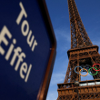 Esta fotografía muestra un cartel de autobús con la Torre Eiffel en la parte trasera, decorada con los anillos olímpicos para los próximos Juegos Olímpicos de París 2024, en París, el 18 de julio de 2024.