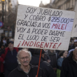 Un jubilado sostiene un cartel durante una protesta contra un veto presidencial a un proyecto de ley aprobado por el Congreso para aumentar las jubilaciones.