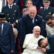 El Papa Francisco es recibido durante su llegada al Aeropuerto Internacional SoekarnoHatta en Yakarta el 3 de septiembre de 2024.