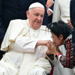 Papa Francisco (izq.) es recibido a su llegada al Aeropuerto Internacional Soekarno-Hatta