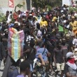 La gente protesta para que la policía y el primer ministro tomen medidas inmediatas contra las pandillas en Puerto Príncipe.