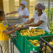 Fotografía muestra estudiantes recibiendo desayuno escolar.