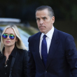 Hunter Biden, derecha, es acompañado por su esposa Melissa Cohen Biden a su llegada a una corte federal para la selección de los miembros del jurado de su juicio por cargos por impuestos, ayer.